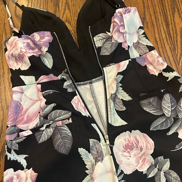 Floral jumpsuit with zipper back deep v - Picture 4 of 6